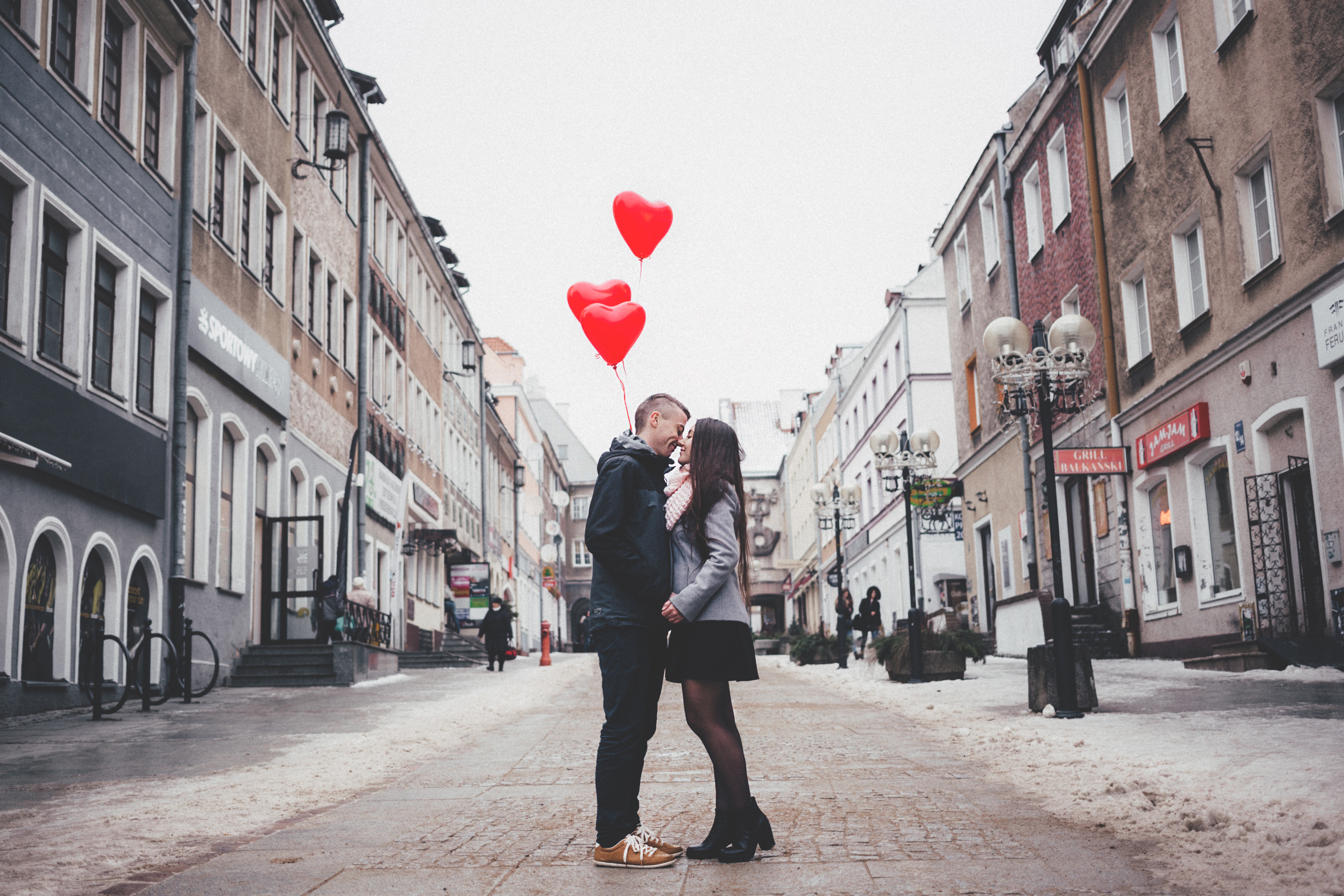 Dating day. Любовь. День Святого Валентина в городе. День Святого Валентина на улице. На день влюбленных в городе.